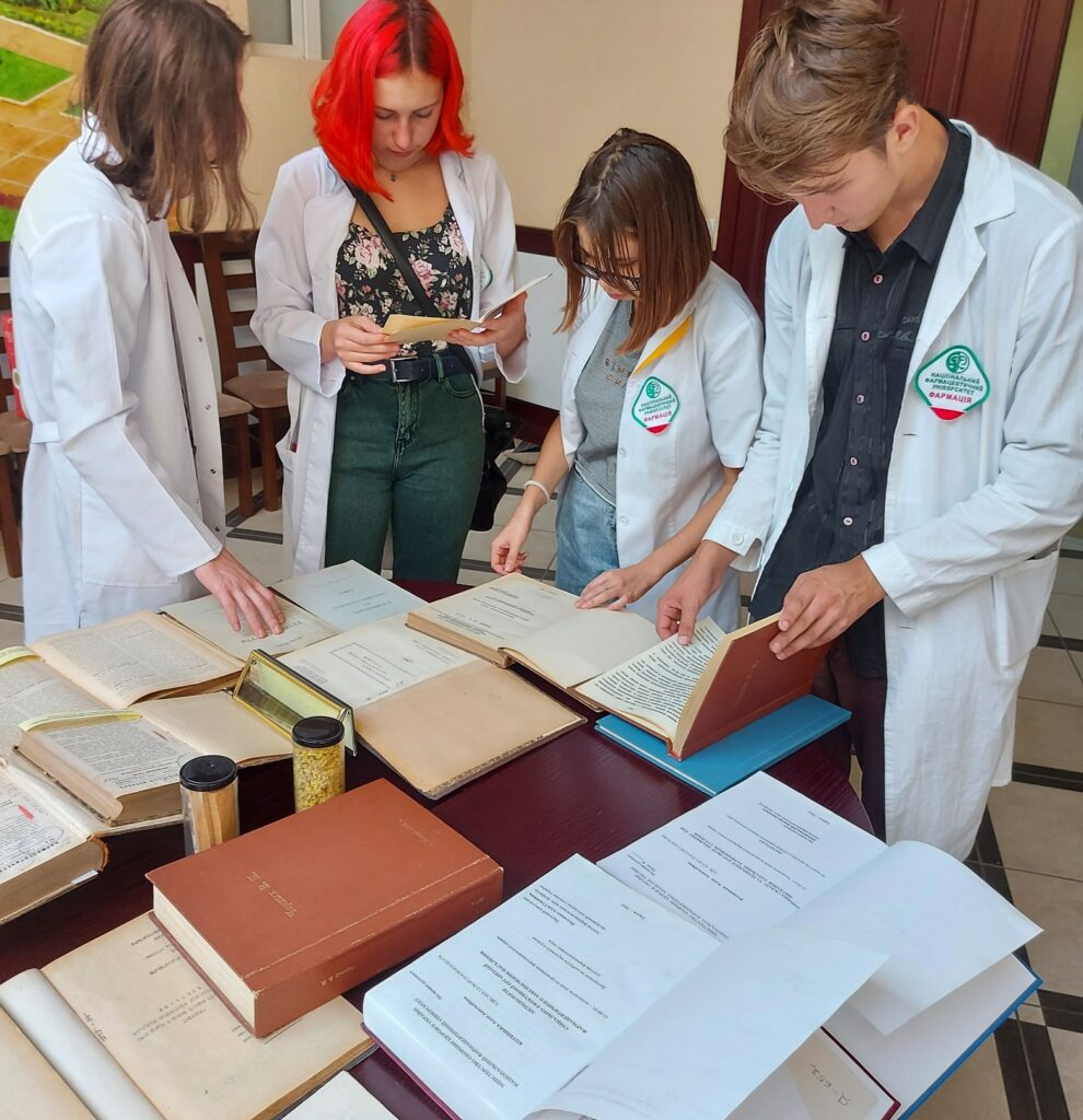 10 вересня 2021 р. у рамках святкування 100-річного ювілею НФаУ відкрито книжкову експозицію «Перлини наукової спадщини НФаУ»